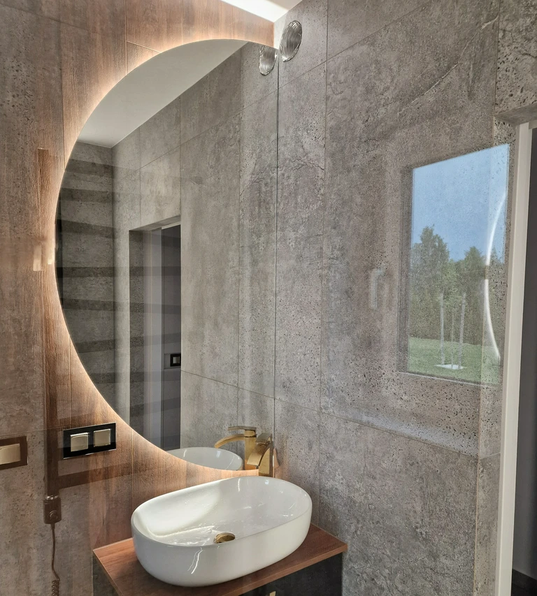 Półokrągłe lustro w&nbsp;łazience