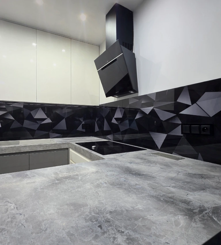 Kuchnia z&nbsp;przeszklonym wzorem