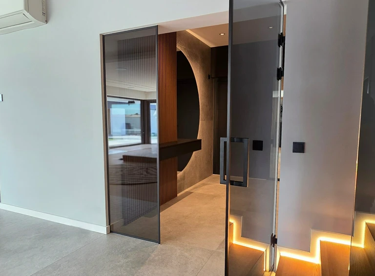 Otwarte szklane drzwi