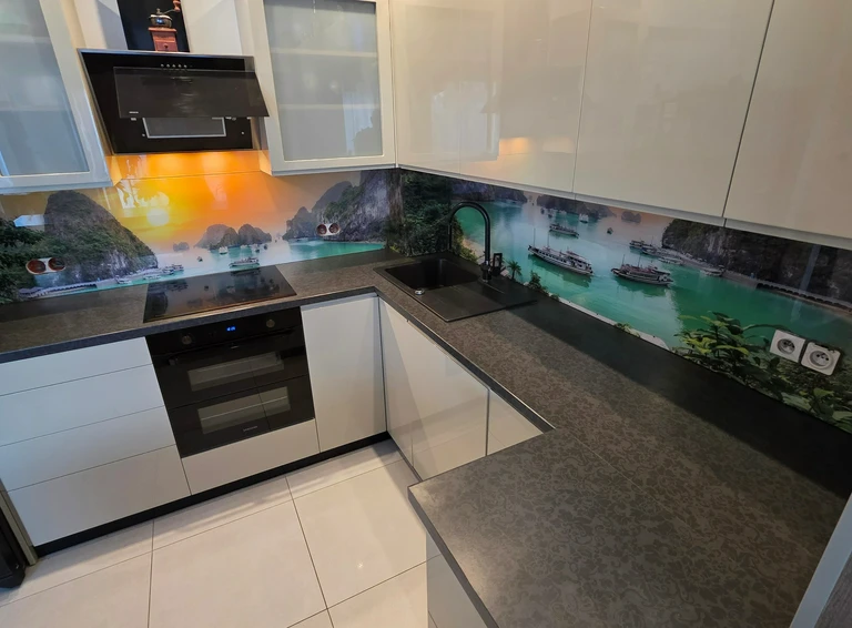 Kuchnia z&nbsp;szklanymi panelami