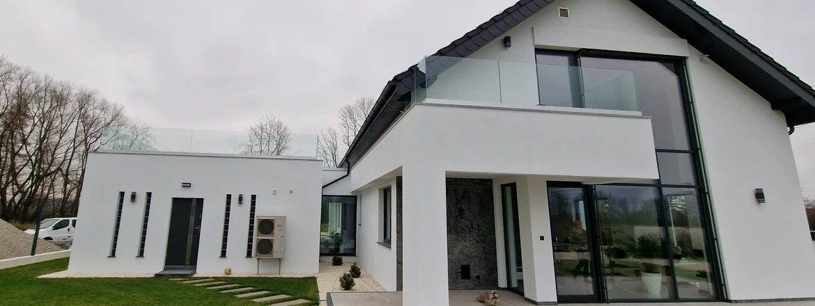 Dom ze szklanymi balustradami