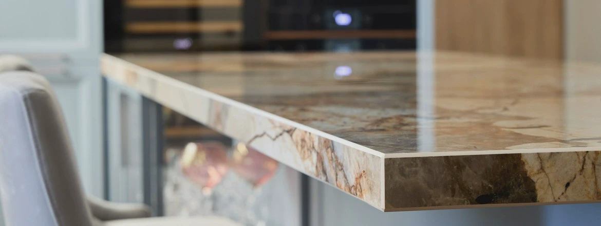 Stół z&nbsp;marmurowym blatem
