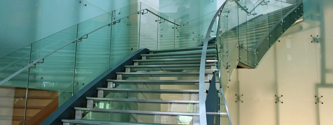 Schody z&nbsp;szklanymi balustradami